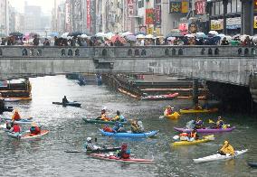Canoes, boats gather on Osaka river